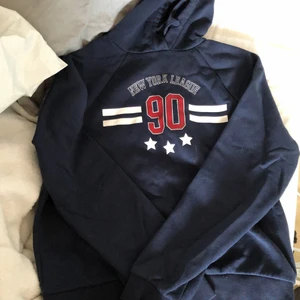 Marinblå hoodie - En marinblå hoodie som inte kommer till användning, köpt på Gina. Frakt tillkommer om man inte kan mötas upp i Gävle 