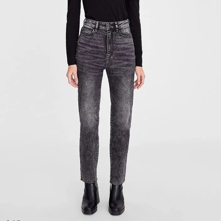 Sköna o stretchiga grå jeans från Stradivarius. Använda fåtal gånger så i mycket bra skick.🦋. Jeans & Byxor.