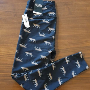 Victorias Secret tights - Tränings tights från Victorias Secret. Aldrig använda med lappen kvar! Inköpta i USA. Exkl.frakt kan mötas i Hägersten/Södermalm