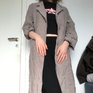 Tunn kappa - Väldigt tunn och silkig kappa från Monki! Kan användas som morgonrock också om man vill. Bra vår- och sommarplagg! Den går ner till smalbenen på mig som är 165 cm lång. En liten fläck vid ena fickan.