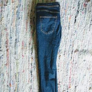 Slim fit, lagom strechiga jeans i storlek 170. Passar S men har blivit för små till mig. Regular waist o ej för korta!