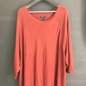 Stickad tröja  - Tätstickad tröja i tegelfärg. Nyskick, knappt använd! Passar bra som oversize för M/L/XL och som vanlig passform på XXL. 