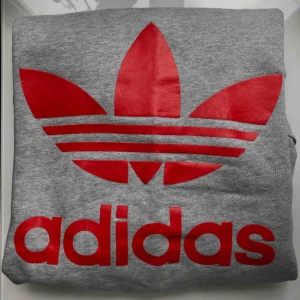  - Sweater från märket Adidas i jättefint skick✨ Storlek S och är ganska stor i storleken, 200kr! Likadant tryck på både fram och baksida. Möts upp i Falun eller fraktas för 63kr🦋