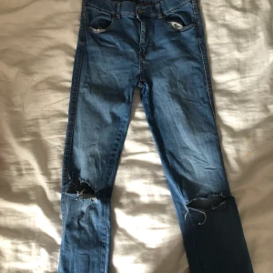 Jeans från dr.denim - Dr.denim jeans, väldigt bra skick. Dom är jätte sköna och sitter riktigt bra på. Köparen står för frakten 💗💗💗. Dom passar från s-m/L då dom är stretchiga 