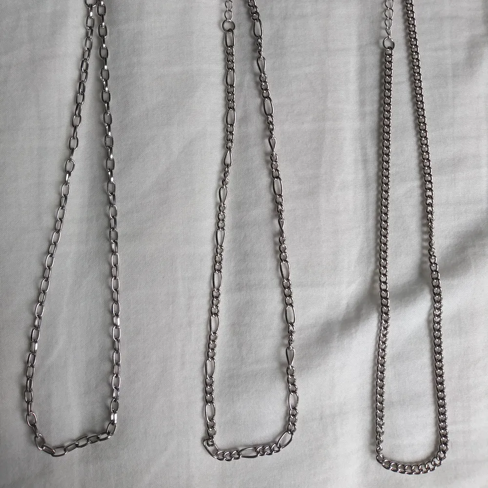 Tre stycken halsband/kedjor med justerbar längd. 40kr styck eller alla tre för 100kr. Frakt på 11kr tillkommer :). Accessoarer.
