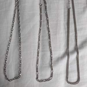 Tre stycken halsband/kedjor med justerbar längd. 40kr styck eller alla tre för 100kr. Frakt på 11kr tillkommer :)
