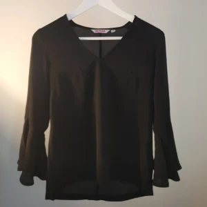 Topp med trumpetärm - Använd endast ett tillfälle. Luftigt härligt material. Sann till storleken. Köparen står för frakten. 