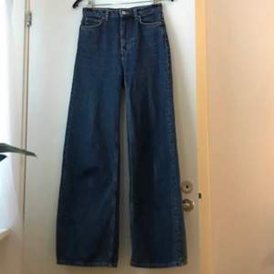 Populära weekday jeans i modellen Ace, köpta här på plick men för små :( på sista bilden ser man ett minilitet hål men den kan man lätt sy ihop eller låta den va :)