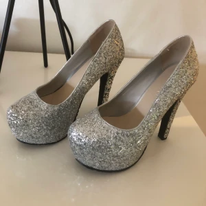 Klackar  - Klackar helt oanvända endast testade, strl 36 ✨