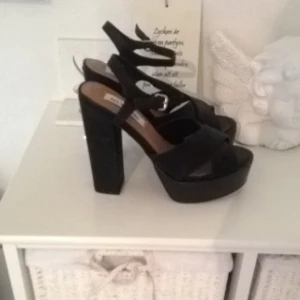  - Skor från nelly.com 

Storlek: 39
Skick: oanvända
