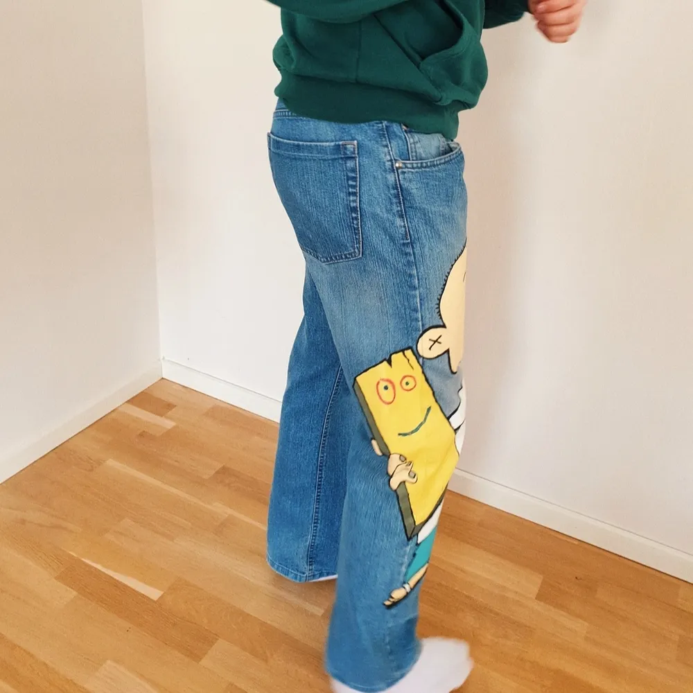 Handmålade lightwash jeans med plankan och Johnny motiv. Ingen lik denna då den är målad av mig. Vid fler interesserad blir det bud! Frakt tillkommer🥰. Jeans & Byxor.