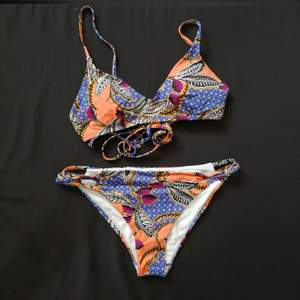 Floral bikini in orange/blue/purple colors. Bought from H&M couple of years ago but worn few times. In very good condition. Size S, regular fit and removable padding. 