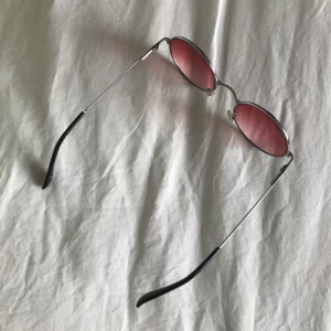 Solglasögon - Dom klassiska Lennon-bågarna! Allt blir rosa och härligt genom dom. Bra skick och ganska slitstarka tror jag.