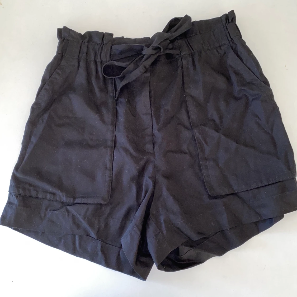 Svarta höga shorts med knyte