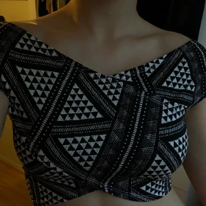 Croptop - Sviiiiinsnygg croptop från Gina i strl S. Sitter lite korsat typ. Säljer pga passar inte i den :,( hoppas den får ett bättre hem!!!  