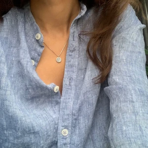 Linneskjorta i S - Fräsch blå skjorta. Ny. 