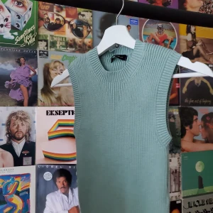 Stickad väst - Helt ny stickad väst från Chiquelle. Väldigt bekväm och skitsnygg! Fin mintgrön pastelfärg. Står Onesize men Passar XS-L beroende på önskad passform 