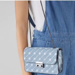 Väska - Superfin liten axelväska från Bershka som passar perfekt i sommar. Endast använd 2 gånger dvs i absolut nyskick.