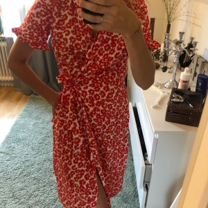 Sommarklänning  - PIECES klänning i storlek S (passar även M). Helt ny med prislapp kvar. 