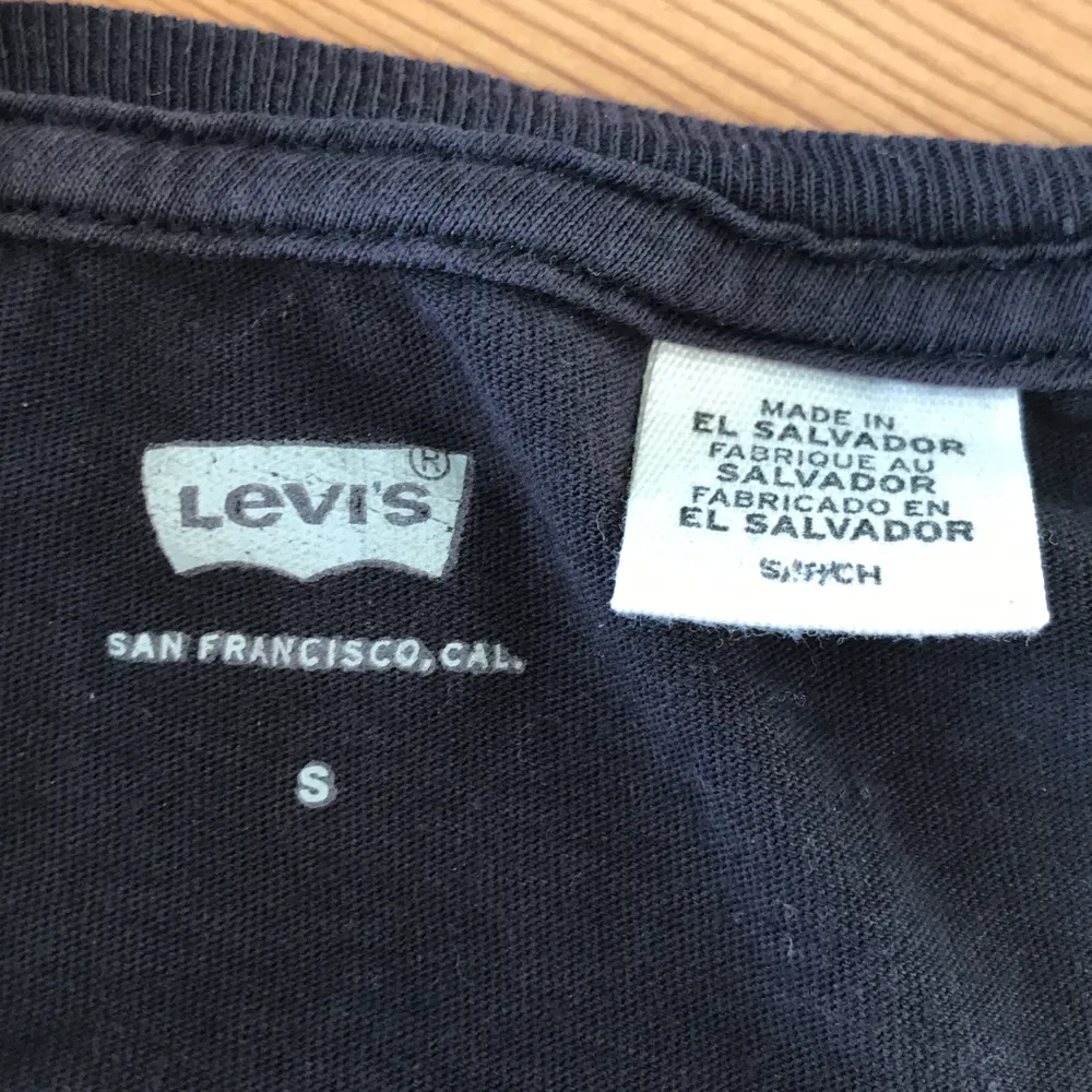 Tshirt från Levis! Inte särskilt använd så i superbra skick. Köpt i USA. Gratis frakt. T-shirts.