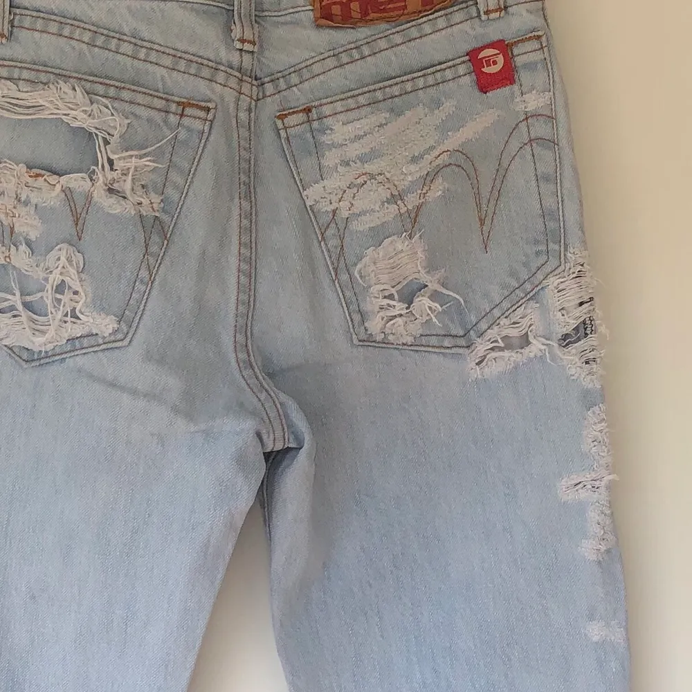 Riktiga 90-tals ripped jeans! Svinsnygga och genuina, utsvängda/flare och ljusa. Spontanköpte från Humana och så var dem tyvärr för små för mig, passar någon som är XS / W.24 (enligt mig) ⭐️⭐️ buda från 200kr! 💓 (frakt 88kr tillkommer) . Jeans & Byxor.