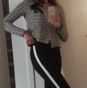 Oddmolly kofta - En jätte fin oddmolly kofta. Jättefint skick och har använt den fåtal gånger. Säljer pga inte min stil! Frakt ingår ej i priset. Skriv om du är intresserad!