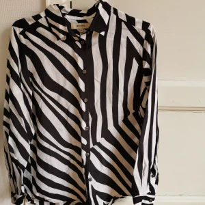 Whyred silk blouse - Knappt använd Silkesskjorta från Whyred. Färg: Svartvit