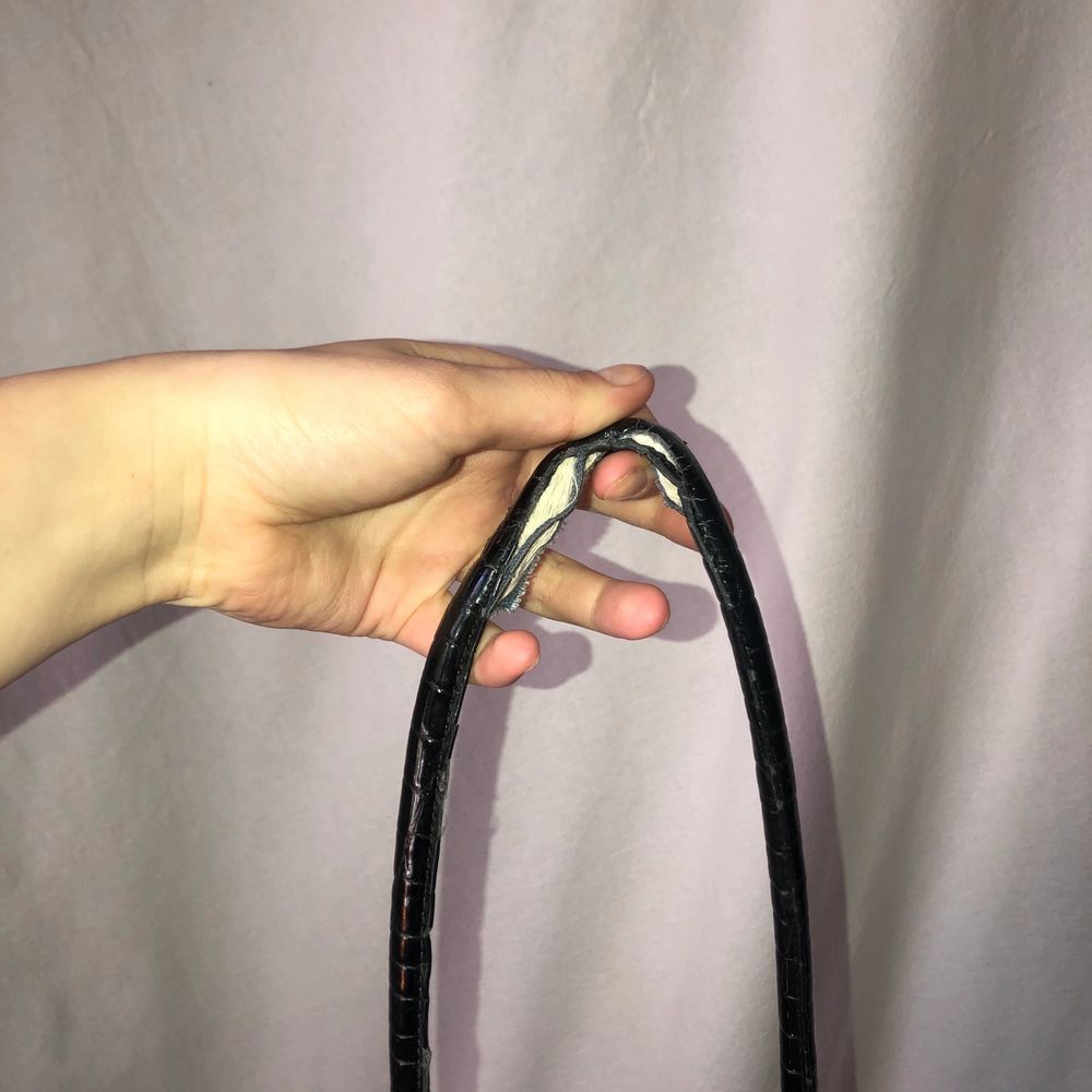 Otroligt hĂ€rlig handvĂ€ska köpt secondhand. Den har tyvĂ€rr börjat gĂ„ sönder i handtagen, men det gĂ„r att fixa med lite svart tejp, det var det den hade nĂ€r jag köpte den men jag tog bort det och hade tĂ€nkt sĂ€tta ny tejp, men inte blivit avđ€âš. VĂ€skor.