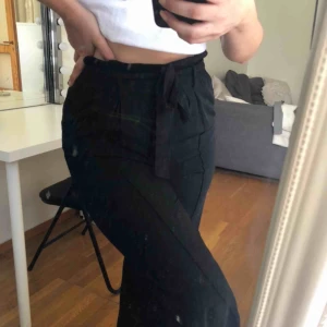  - ”Kostym”byxor från Bikbok. Bra skick. Avtagbart skärp. Frakt tillkommer☺️