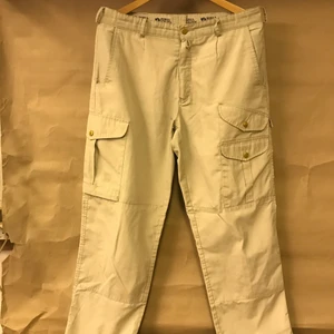 Cargo pants - Skit läckra cargo pants från fjällräven. Loggan ramlade av då den var sliten. Öppen till frågor samt bud! Köpare står för frakt såklart💞