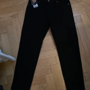 DR DENIM MOM JEANS PEPPER - Helt oanvända mom jeans från dr denim. Mid Rise 28/28. Lappar sitter kvar.