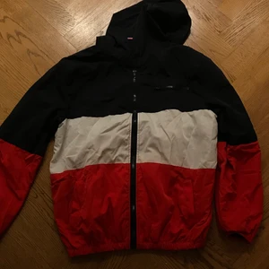 Vindjacka från brandy melville - Vindjacka från brandy melville. One size men jag är ungefär S skulle jag säga. Fint skick.