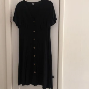 Svart Klänning - En svart klänning storlek M från lindex i viskos. 70kr (köparen står för frakt)
