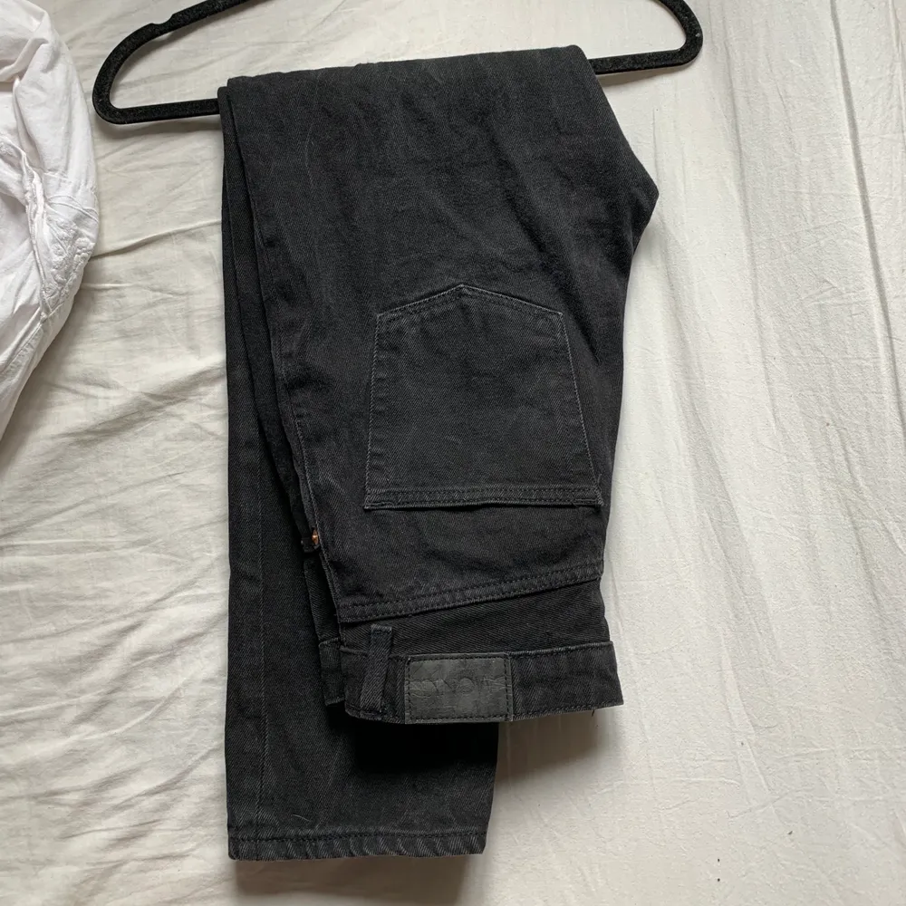 svarta/gråa monki jeans, säljer pga kommer aldrig till användning och jag tkr dom är lite korta på mig som är 166cm, storlek står inte men skulle gissa att det passar xs/s/m beroende på hur man vill att dom sitter.  Ord pris 600kr. Jeans & Byxor.