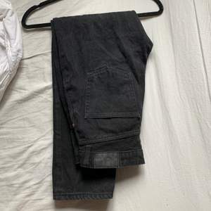 svarta/gråa monki jeans, säljer pga kommer aldrig till användning och jag tkr dom är lite korta på mig som är 166cm, storlek står inte men skulle gissa att det passar xs/s/m beroende på hur man vill att dom sitter.  Ord pris 600kr