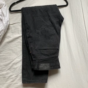 MONKI JEANS  - svarta/gråa monki jeans, säljer pga kommer aldrig till användning och jag tkr dom är lite korta på mig som är 166cm, storlek står inte men skulle gissa att det passar xs/s/m beroende på hur man vill att dom sitter.  Ord pris 600kr