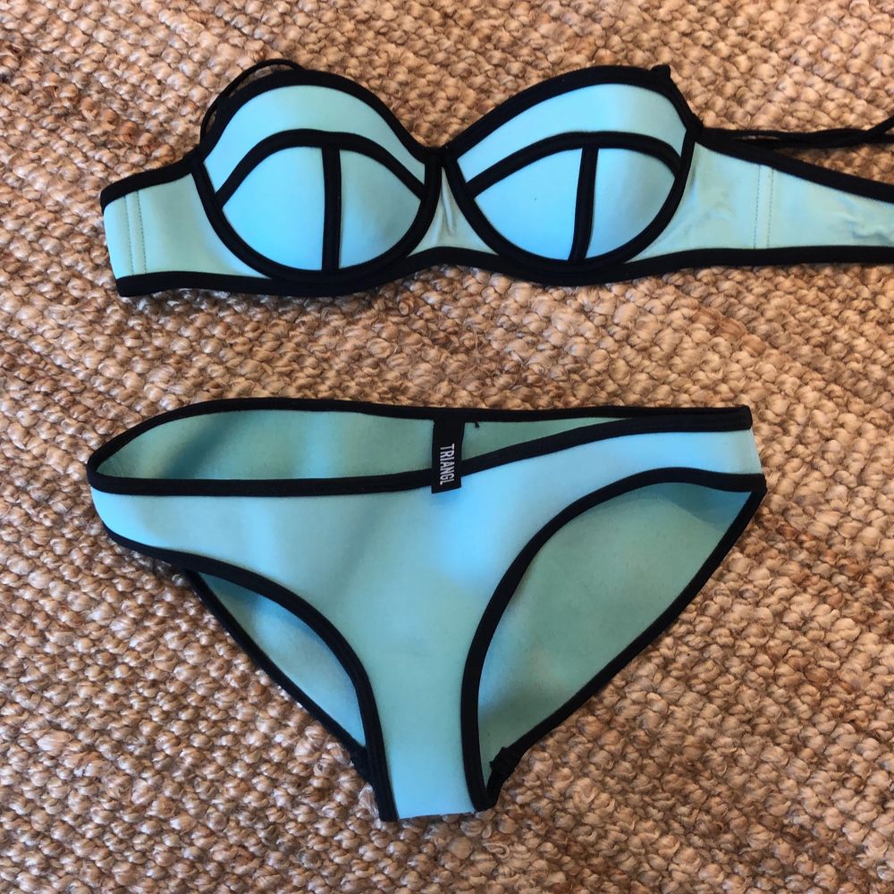 En äkta triangl bikini i färgen blå. Toppen är storlek X-small och underdelen storlek Small. Bikini är extremt bra kvalité och har justerbara band. Skitsnygg när du blir brun!  . Övrigt.