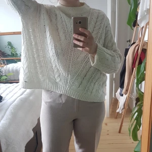 Hampton republic stickad tröja - Stickad vit tröja från Hampton republic. Används aldrig längre. Den är lite luddig(se bilder) men i fint skick i övrigt. Frakt ingår! :)