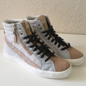 Sneakers  - Höga diesel-sneakers med färger av  beige, silver, vitt och svart. De har även en dragkedja på yttre sidan av skon.             Aldrig använda 🖤 👟 