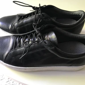 Vagabond lågskor, sneakers  - Sparsamt använda Vagabond i strlk 37. Säljs pga för stor storlek. Nypris 680:-