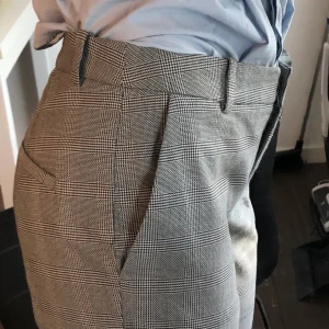 Kostymbyxor grå/rutiga - Storlek 36, passar mig som är 167cm och brukar ha small! Aldrig använda pga har ett par liknande! Köparen står för frakt:)