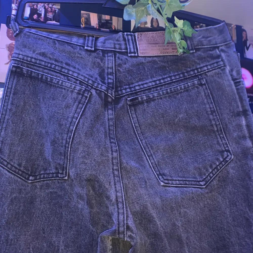 säljer då dem är för små tyvärr. ascoola stonewashed jeans, osäker på storleken men skulle säga XS-S. frakten är inräknad i priset. aldrig använda. Jeans & Byxor.