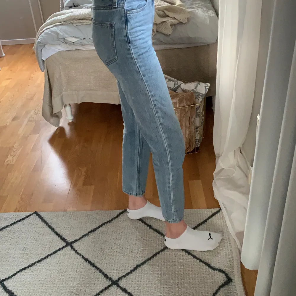 Säljer mina snygga jeans från H&M i modellen ”mom fit”. En snygg modell och i en fin jeansfärg!✨ Jag är 170 och bär dessa jeans i storlek 34 = 96 cm. Andvända lite men är ändå i nyskick och sitter perfekt😊 . Jeans & Byxor.