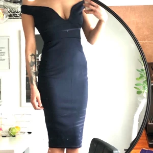 Mörkblå klänning - Såå fin klänning! Går på knäna till mig som är 167cm lång. Passar mig som brukar ha Small. Stretchigt material. Använd en kväll endast😊 Säljes bara för att jag aldrig har tillfälle att använda. Köpare står för frakt🤍 150kr eller högst budande
