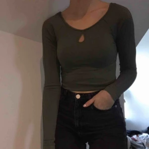  - En grön tröja från hollister i storlek S. 