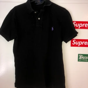 Polo Ralph Lauren Piké - Svart Ralph Lauren piké i mycket bra skick.