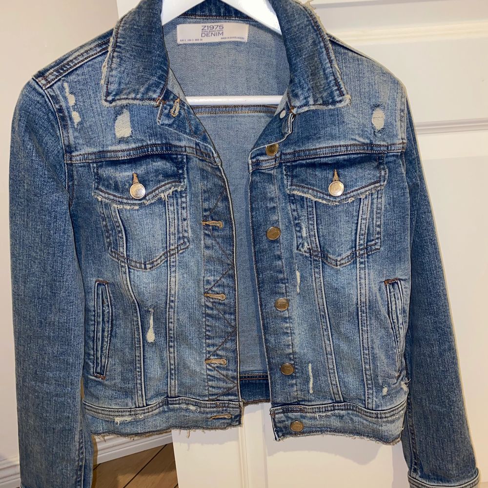 Väldigt sparsamt använd jeansjacka ifrån Zara. . Jackor.