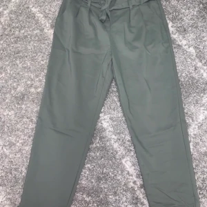 Högmidjade byxor  - Aldrig använda högmidjade byxor. 