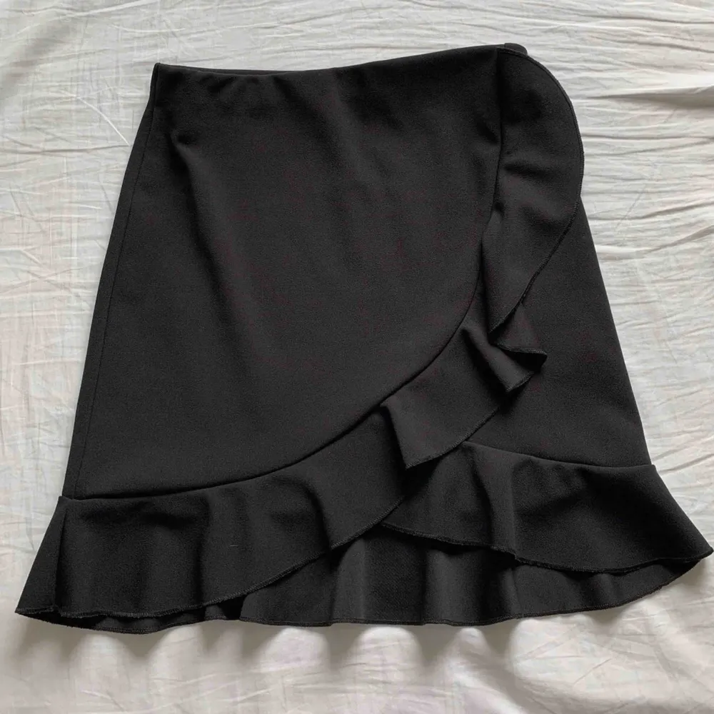 Säljer denna söta svarta kjolen med volang från Nelly, prislappen är kvar. *lånad bild⭐️⭐️⭐️⭐️⭐️⭐️⭐️⭐️ budet ligger på 200 + frakt! Kommer i fortsättningen skriva ledande bud i kommentarsfältet så håll utkik om ni är intresserade⭐️⭐️⭐️⭐️⭐️⭐️⭐️. Kjolar.
