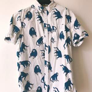 Whote short sleeved shirt with blue monkey print 🐒 100% cotton, from Forever21 Men, size S, in perfect conditions ✨